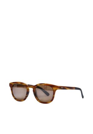 Gafas de sol marrones con patrón carey, lentes rectangulares y terminales negros en las patillas sobre un fondo blanco.