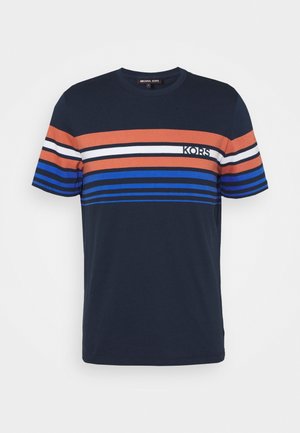 Camiseta azul marino con rayas horizontales en naranja, rojo, blanco y azul. Presenta un cuello redondo y un pequeño logo "KORS" en el pecho.