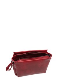 Borsa a mano in pelle rossa con una superficie liscia, dotata di scomparti con zip e una tracolla removibile. Forma rettangolare con bordi arrotondati.