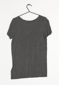 Grå kortærmet t-shirt lavet af blødt bomuldsblandingsmateriale, med rund halsudskæring og afslappet pasform. Ingen bemærkelsesværdige mønstre eller accenter.