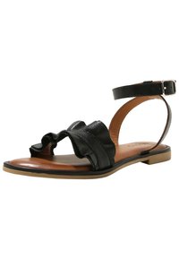 Czarne skórzane sandały z falbaniastym paskiem, otwartym noskiem i zapięciem na kostce. Płaska podeszwa z beżową wkładką i minimalistycznymi elementami designu.