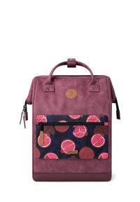 Lila Rucksack mit strukturierter Oberfläche, ausgestattet mit einer Fronttasche mit Obstmuster, Lederakzenten und zwei Tragegriffen.