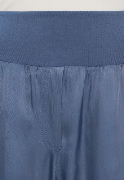 Blauwe sportshorts met een elastische tailleband, gemaakt van glad, lichtgewicht materiaal met een gestructureerd oppervlak en stiksel-details.