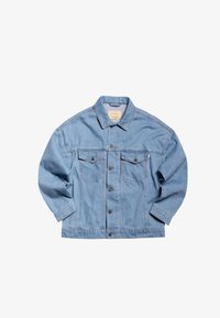 Veste en jean bleue avec fermeture à boutons, deux poches poitrine avec boutons, manches longues et col sur fond blanc uni.