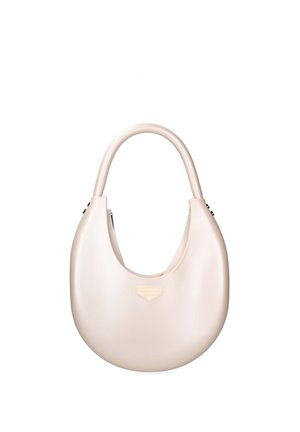 Borsa a mezzaluna color crema con manici superiori arrotondati, texture liscia e una piccola toppa triangolare al centro anteriore.