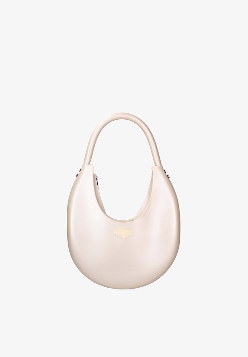 Crèmekleurige, halve maanvormige handtas met afgeronde bovenhandvatten, een gladde textuur en een kleine driehoekige patch in het midden aan de voorkant.
