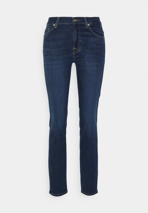 Jean en denim bleu foncé avec une coupe droite, cinq poches, des coutures jaunes et une fermeture à bouton à la taille.