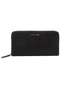Juodas odinis piniginė su lygiu paviršiumi, užtrauktukiniu uždarymu ir sidabriniu "Calvin Klein" logotipu priekyje. Ilga stačiakampio forma.