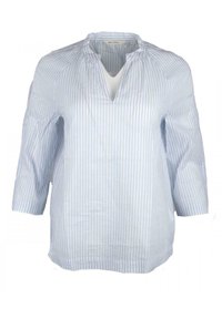 Blusa a righe azzurro chiaro con maniche 3/4, scollatura a V e dettagli arricciati al colletto, realizzata in un tessuto morbido e testurizzato.