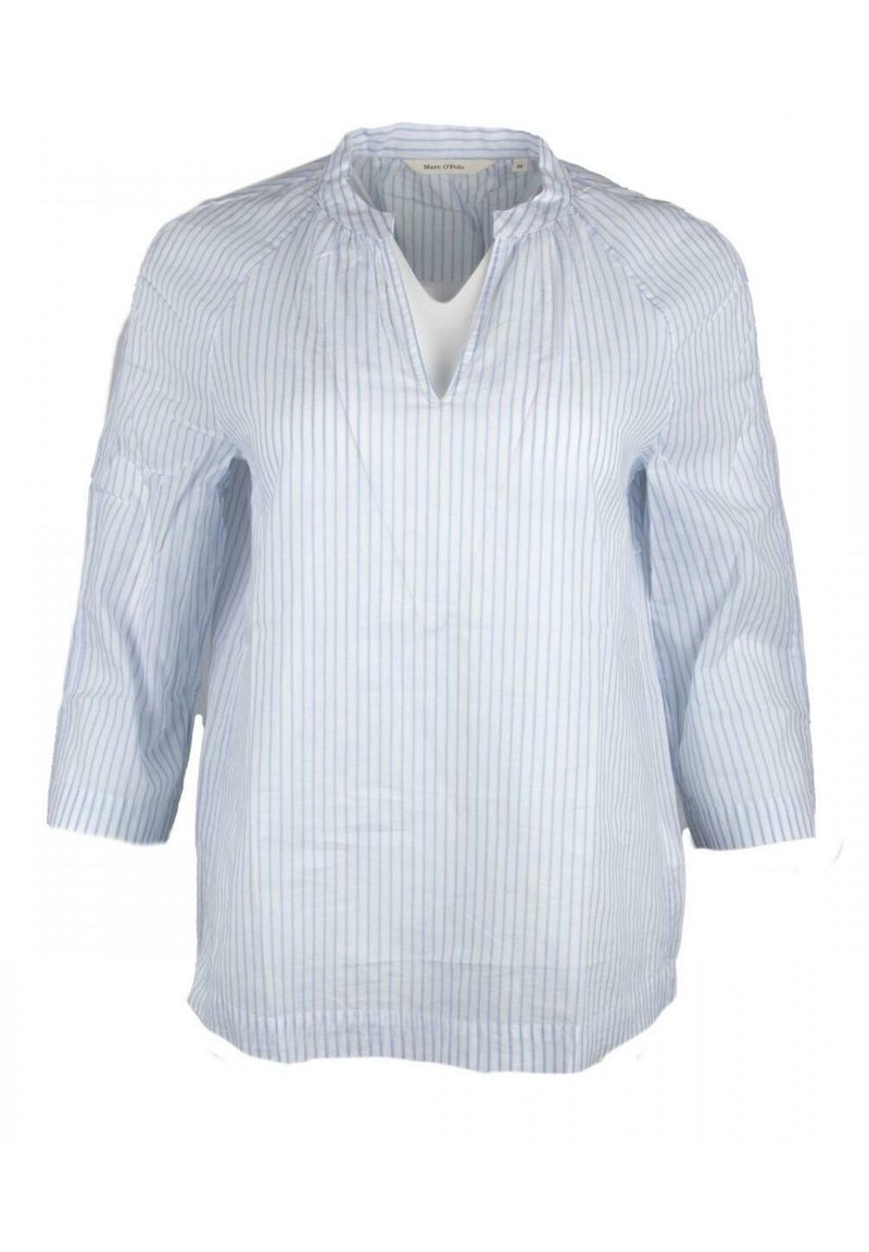 Blusa a righe azzurro chiaro con maniche 3/4, scollatura a V e dettagli arricciati al colletto, realizzata in un tessuto morbido e testurizzato.