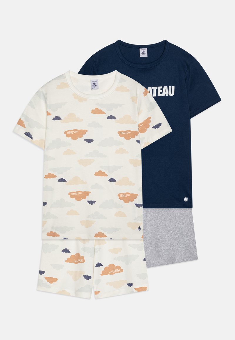 Ensemble de deux T-shirts et shorts. L'un des T-shirts est navy avec le texte "MISTRAL" en blanc, l'autre présente des motifs de nuages en crème, pêches et gris.