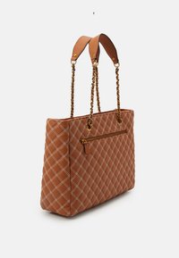 Borsa a spalla quilted marrone con un motivo diagonale, dotata di spallacci a catena, una tasca con zip e accessori in tonalità oro.