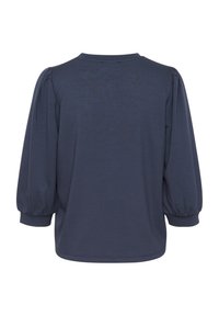 Tmavě modrá košile s dlouhými rukávy, nabíranými rukávy a přiléhavými manžetami, zobrazena zezadu na bílém pozadí.