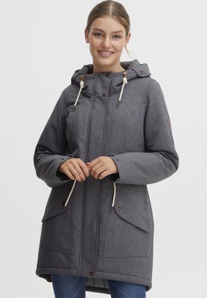 Grå, texturerad jacka med huva, framfickor och justerbara dragsnören. Knapparna som detaljer förbättrar designen och speglar en avslappnad stil.