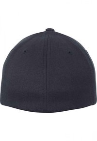 Svart baseballcap, strukturert form, glatt stoff med en svak glans, rund kuppel og et ventilasjonshull på toppen.