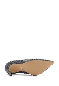 Scarpa con tacco alto grigia, punta affilata, decorata con una tomaia testurizzata e luccicante e suola beige liscia.