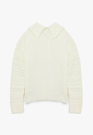 Crème-kleurige trui met een kraaglijn, gestructureerd ribpatroon op de mouwen en een cropped fit. Zacht gebreid materiaal overal.
