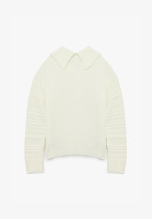 Crème-kleurige trui met een kraaglijn, gestructureerd ribpatroon op de mouwen en een cropped fit. Zacht gebreid materiaal overal.