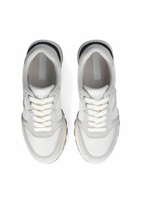 Sneakers bianchi in mesh con un design elegante, dotati di chiusura con lacci, colletto imbottito e suola in gomma nera a contrasto. Tessuto morbido in tutto il modello.