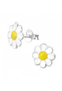 Sterling zilveren stud oorbellen in de vorm van madeliefjes, met witte emaille bloemblaadjes en een centrale gele accent. Gemerkt "925" voor zilveren kwaliteit.