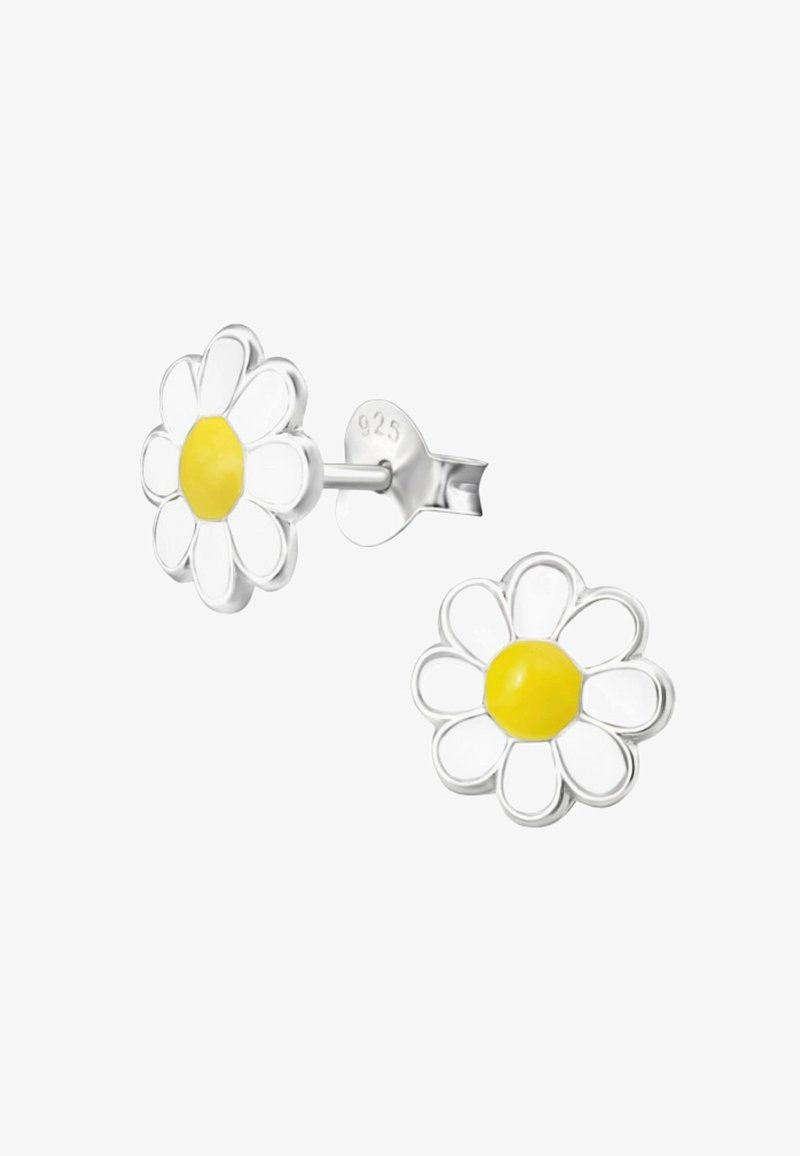 Sterling zilveren stud oorbellen in de vorm van madeliefjes, met witte emaille bloemblaadjes en een centrale gele accent. Gemerkt "925" voor zilveren kwaliteit.