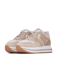 Beige suède sneakers met pluizige accenten, textuurdetails, metalen logo en witte tussenzool. Beschikt over een rubberen buitenzool voor grip.