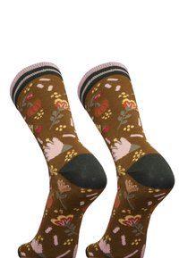 Braune Socken mit einem floralen Muster in Rosa, Grün und Gelb. Das Design umfasst dunkle grüne Akzente an Ferse und Zehen.