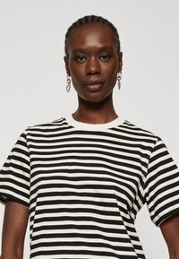 ONLY Tall ONLLIVINA STRIPE TEE - Marškinėliai su spaudiniu - cloud dancer/black