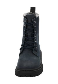 Stivaletti alla caviglia blu navy in suede, con fodera in pelliccia sintetica, punta tonda e suola nera in gomma robusta con grip.