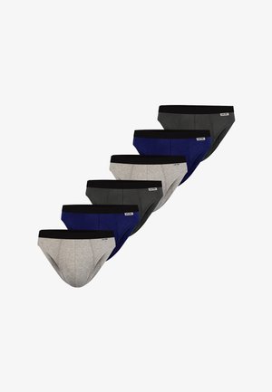 Fit volwassen man met kort haar, gekleed in donkergrijze slip met zwarte tailleband, staand tegen een effen witte achtergrond.