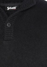 Suéter negro de punto con diseño tipo henley, textura acanalada, dos botones en el cuello y una etiqueta que dice "Schott NYC."