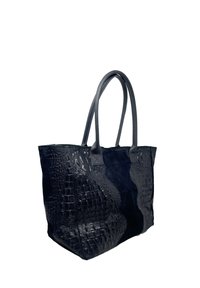 Czarna torba na ramię z teksturowanym wzorem krokodyla, gładkimi skórzanymi akcentami, podwójnymi uchwytami i przestronnym designem. Wykonana z mieszanki materiałów.