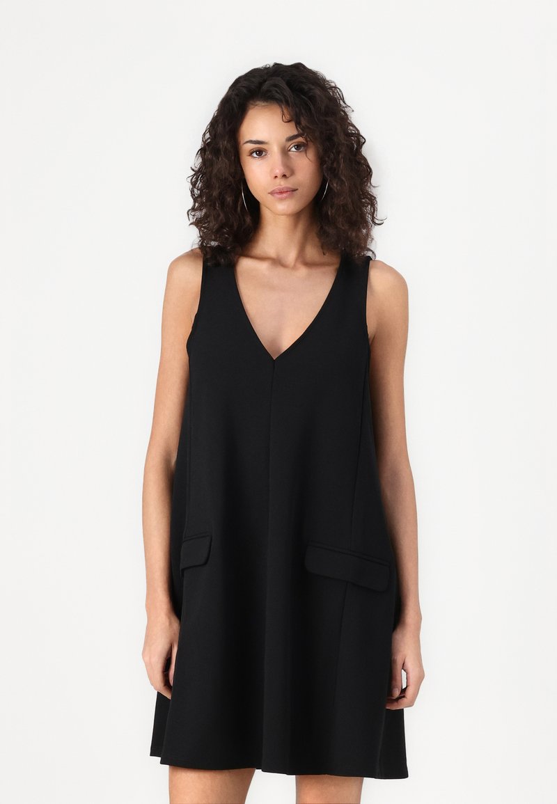 Robe noire sans manches avec un décolleté en V, coupe décontractée et deux poches avant. Fabriquée en tissu lisse avec un design minimaliste.