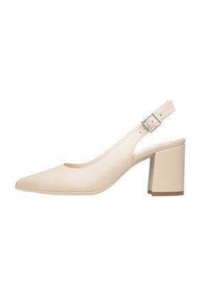 Scarpa slingback sintetica beige con punta affusolata e tacco spesso. Presenta una cinghia con fibbia alla caviglia e una texture liscia.