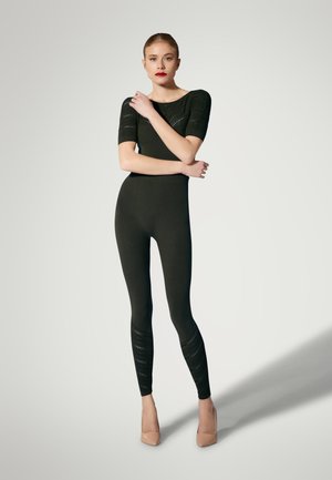 Svart bodysuit med korta ärmar, med horisontella urklippsmönster på ärmar och nedre ben. Slät textur och figurnära design.