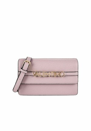 Rosa strukturierte Umhängetasche mit verstellbarem Riemen und goldenem Valentino-Logo auf der Vorderklappe.