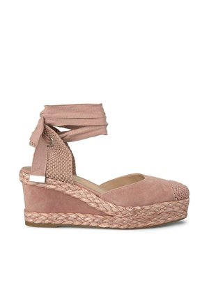 Espadrille compensée en rose poussiéreux avec semelle en jute tressé, bout fermé avec détail tissé, et bride à nouer autour de la cheville.