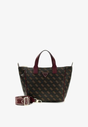 Borsa Guess nera e marrone con motivo a fantasia, manici bordeaux, patch con logo, chiusura a cerniera e tracolla bordeaux staccabile con scritta Guess bianca.