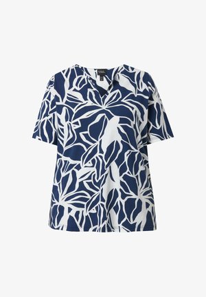 Koszulka z krótkim rękawem i dekoltem w serek, wzór abstrakcyjnych liści w kolorze granatowym i białym, luźny krój i prosty dół.