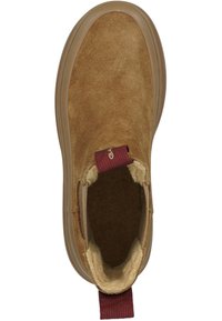 Bruine suède enkellaars met een rubberen zool, wollen voering en maroon trekband. Slank ontwerp met een ronde neus en zachte textuur.