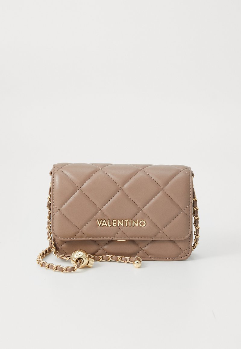 Bolsa Valentino em tom taupe com quilted, alça em corrente dourada e letras do logotipo na parte frontal, em fundo branco.