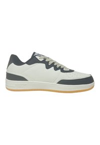 Sneaker in pelle sintetica bianca e blu navy con suola in gomma, dotata di punta forata, lacci tono su tono e logo prominente sul lato.