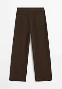 Pantaloni in cotone marrone a gamba larga con vita alta, dotati di due tasche posteriori e orlo rifinito.