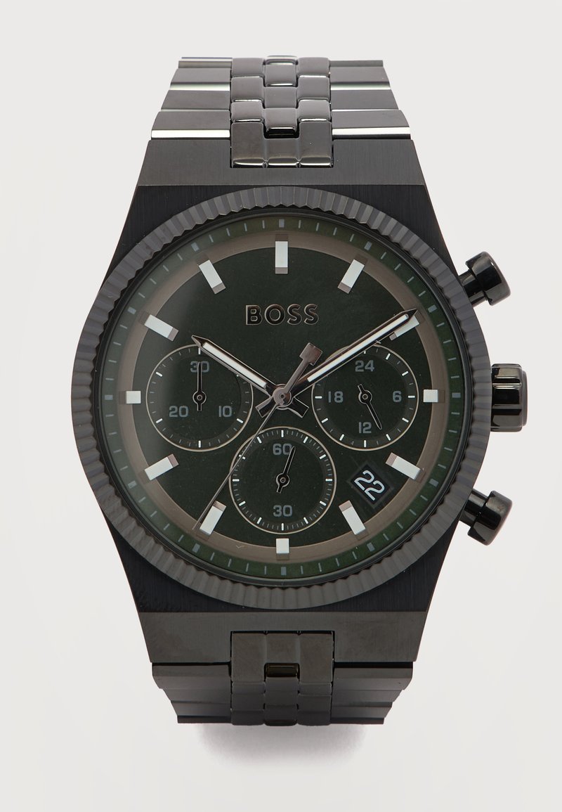 Ρολόι χεριού χρονογράφου σε μαύρο μέταλλο με συνδεδεμένο βραχιόλι, τρεις υποκαντράν, παράθυρο ημερομηνίας στη θέση 4 η ώρα και λογότυπο "BOSS" στο καντράν.
