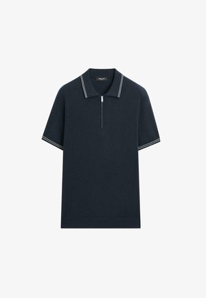 Marineblaues kurzärmeliges Poloshirt mit weißen Doppelstreifen an Kragen und Bündchen sowie einem vorderen halbseitigen Reißverschluss.
