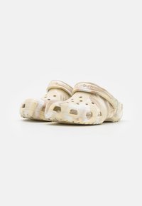 Crocs Šľapky - bone/multi-coloured