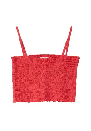 Czerwony krótki top z marszczonym materiałem i cienkimi, regulowanymi ramiączkami na białym tle.