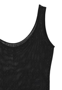 Canottiera nera realizzata in tessuto a rete leggero con piccole perforazioni. Presenta un collo arrotondato e spalline larghe.