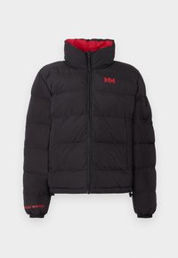 Chaqueta de plumas negra con cuello alto y forro rojo, que cuenta con una cremallera frontal y el logo de Helly Hansen en rojo en el pecho y la manga.