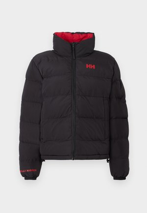 Chaqueta de plumas negra con cuello alto y forro rojo, que cuenta con una cremallera frontal y el logo de Helly Hansen en rojo en el pecho y la manga.